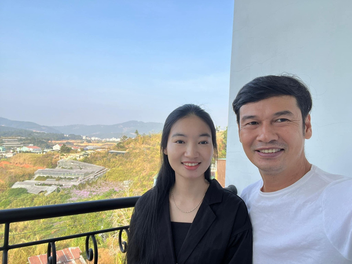 Ngọc Thưởng - bà xã Tiết Cương - kém anh 26 tuổi, có ngoại hình trẻ trung. Cô được khen tính cách hoạt bát, duyên dáng. Tiết Cương nói bà xã dù còn nhỏ nhưng chững chạc, luôn lo nghĩ cho bạn đời. Anh yên tâm khi cả hai vợ chồng cùng bàn bạc, trao đổi những chuyện lớn bé trong gia đình.