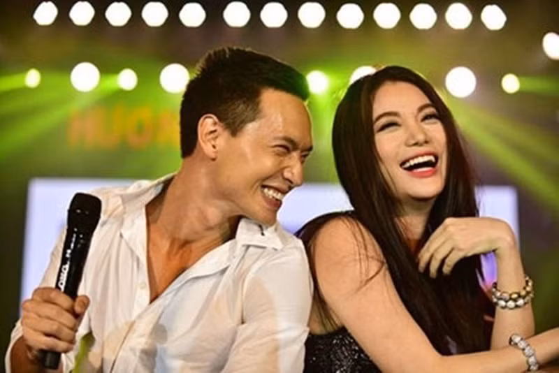 Ngày còn mặn nồng, Trương Ngọc Ánh mong kết thúc có hậu với Kim Lý. “Lâu nay tôi và Kim Lý chưa bao giờ lên báo nói thế này thế kia bởi đó là những chuyện rất cá nhân giữa hai người. Nhưng đa số khán giả và fan của tôi lẫn Kim Lý đều mong tình cảm đó trở thành cái gì đó đẹp và kết thúc có hậu và tôi cũng mong như vậy”, nữ diễn viên chia sẻ trên Vietnamnet. Ảnh: Vietnamnet.