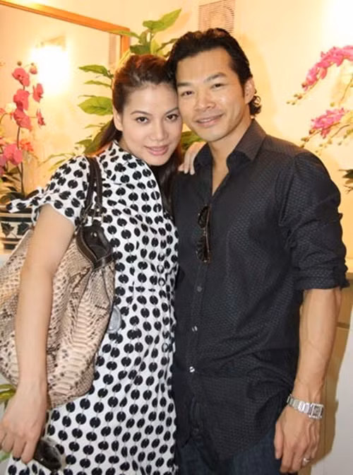 “Nhưng dần dần, anh ấy đã chứng tỏ được sự chân thành trong tình cảm của mình và quyết định tính chuyện lâu dài. Tôi đã cảm nhận được sự thật tâm của anh ấy", Trương Ngọc Ánh chia sẻ trên Dân Trí. Còn Trần Bảo Sơn cho hay, trước khi gặp Trương Ngọc Ánh, anh từng không có ý định lấy vợ. Ảnh: Tri Thức.