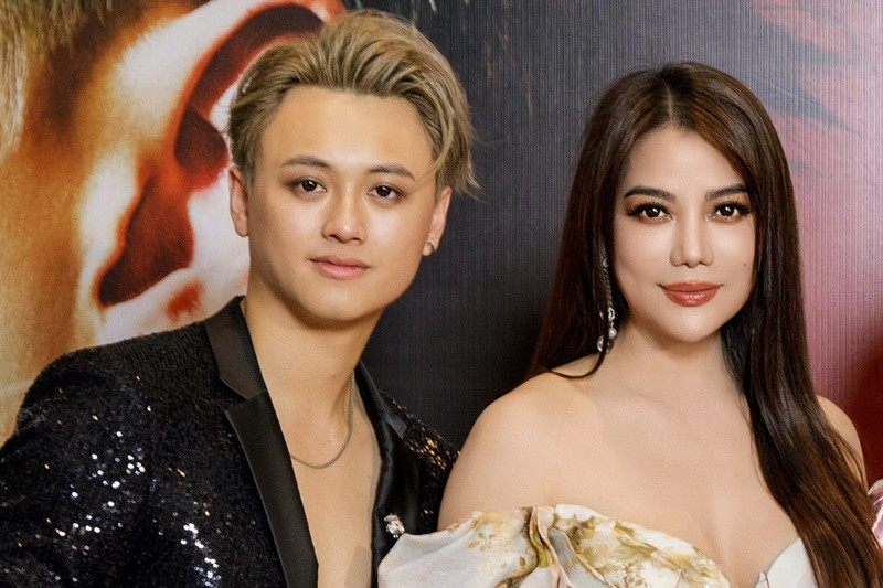 Nữ diễn viên khoe vẻ gợi cảm bên đàn em. Ảnh: Vietnamnet.