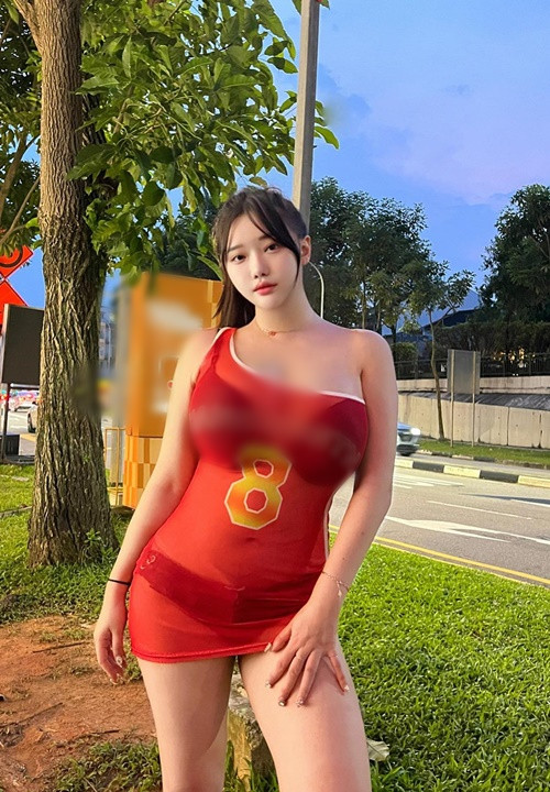 Trong một lần dạo phố, hot girl người Hàn Quốc mặc bộ áo tắm hai mảnh màu xanh đen, bên ngoài khoác một chiếc áo đỏ mỏng manh, xuyên thấu. Hình ảnh này khiến nhiều người ngượng đỏ mặt phải quay đi.