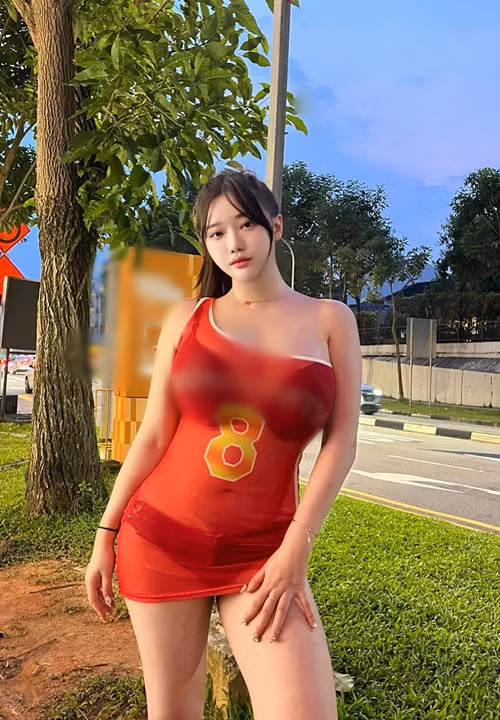 Trong một lần dạo phố, hot girl người Hàn Quốc mặc bộ áo tắm hai mảnh màu xanh đen, bên ngoài khoác một chiếc áo đỏ mỏng manh, xuyên thấu. Hình ảnh này khiến nhiều người ngượng đỏ mặt phải quay đi.