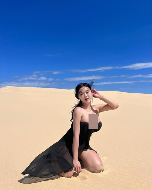 Ngoài đồ trong suốt, cô nàng chuộng mặc trang phục xẻ sâu, trễ nải.