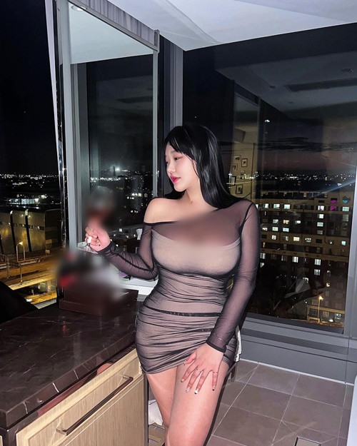 Cô nàng sở hữu vóc dáng săn chắc, vòng 1 và 2 nảy nở nên tự tin diện trang phục xuyên thấu, bó sát.