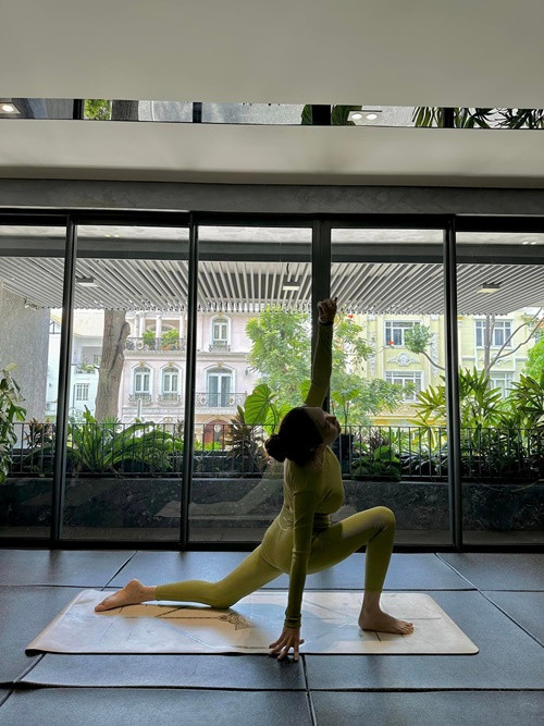 Bận rộn với công việc kinh doanh, gia đình, Đàm Thu Trang không quên dành thời gian cho bản thân. Cô giữ thói quen tập luyện tại nhà để giữ vóc dáng thon gọn.