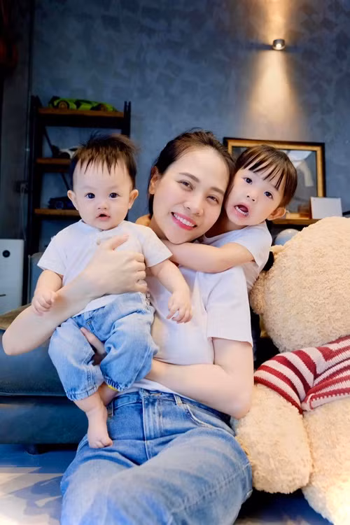 Đàm Thu Trang thoải mái khoe các con.