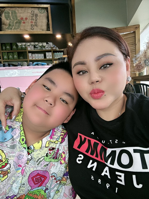 Năm 2009, Lê Giang kết hôn với một Việt kiều sau một thời gian tìm hiểu. Sau đó, nữ diễn viên sang Australia định cư cùng chồng. Cả hai có một cậu con trai chung tên Luke Nguyễn. Ảnh: FBNV.