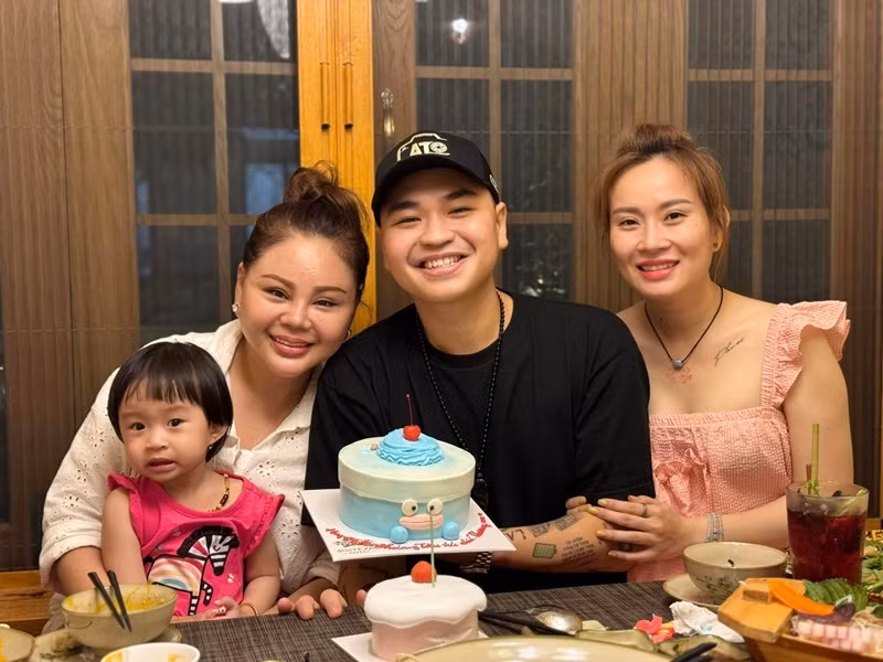 Lê Giang hiện sống gần con trai và con dâu. Nữ nghệ sĩ rất cưng chiều cháu nội, yêu thương con dâu. Ảnh: FBNV.