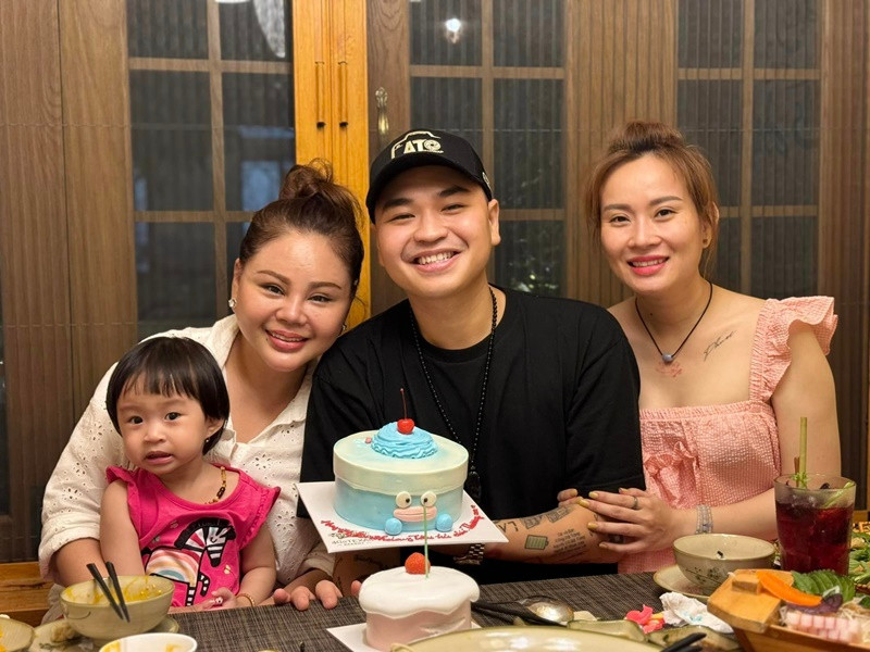 Lê Giang hiện sống gần con trai và con dâu. Nữ nghệ sĩ rất cưng chiều cháu nội, yêu thương con dâu. Ảnh: FBNV.