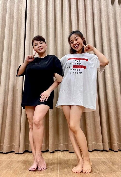 “Nhìn tôi tâm hồn trẻ vậy chứ con người thì đã hết trẻ rồi. Vì vậy, tôi không còn muốn yêu đương gì nữa. Thứ hai, sức khoẻ hiện tại không còn đủ để yêu như xưa nữa. Thứ ba, bây giờ 3 con của tôi đã lớn, tôi muốn dành thời gian cho đam mê nghệ thuật, còn lại thời gian rảnh chỉ muốn ở bên cạnh, chăm sóc cho chúng”, Lê Giang chia sẻ. Ảnh: FBNV.