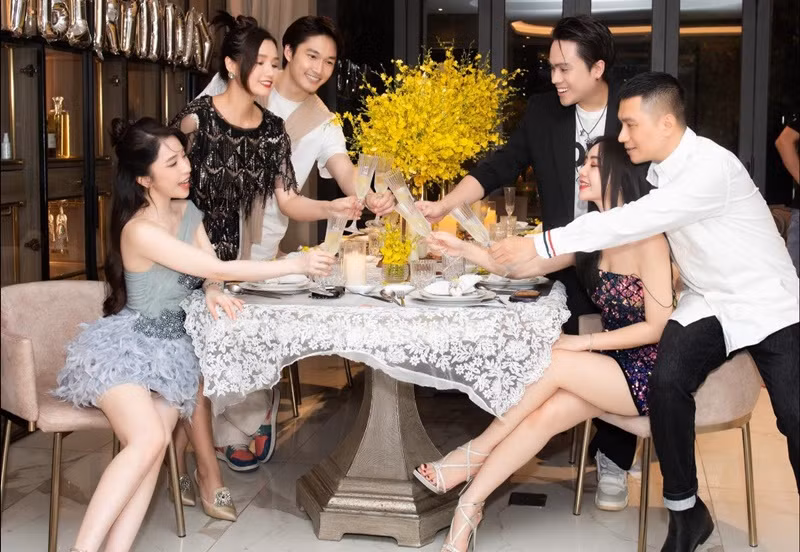 Ngoài nhóm của Trấn Thành, Thái Dũng còn chơi thân với nhóm diễn viên miền Bắc gồm: Việt Anh, Lã Thanh Huyền, Quỳnh Kool, Đình Tú, Huyền Lizzie...