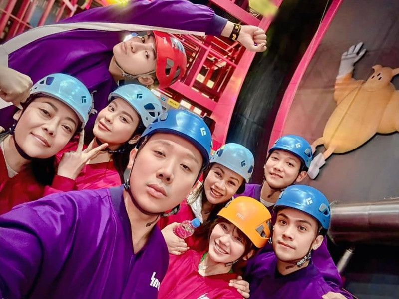 Nam MC chia sẻ, anh vượt qua nỗi sợ độ cao trong một trò chơi nhờ được mọi người trong nhóm cổ vũ.