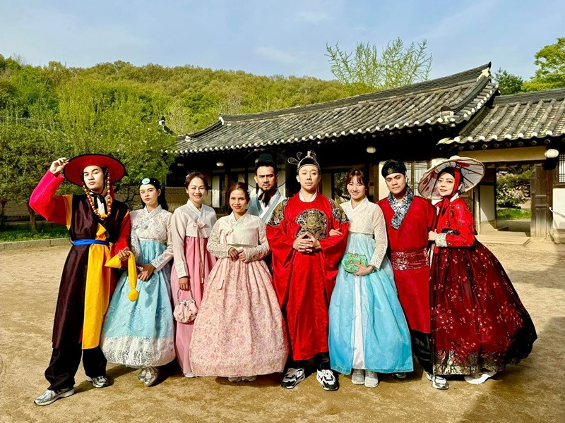 Lần đầu du lịch cùng nhóm Trấn Thành, Thái Dũng cho biết, anh liên tục chứng kiến những màn tình tứ của vợ chồng Trấn Thành.