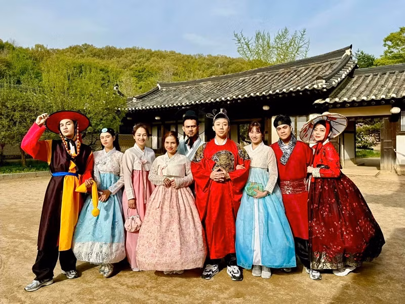 Lần đầu du lịch cùng nhóm Trấn Thành, Thái Dũng cho biết, anh liên tục chứng kiến những màn tình tứ của vợ chồng Trấn Thành.