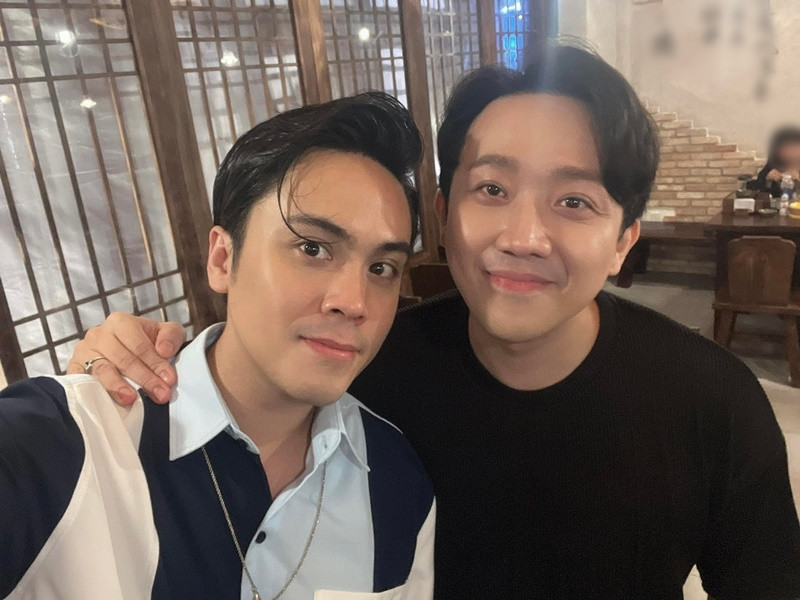 Mỗi lần đến Hà Nội, Trấn Thành lại được Thái Dũng dẫn đi ăn các món ngon. "Tiệm ngon nào Dũng cũng biết quý vị ơi. Dũng dắt em đi ăn không thiếu một quán nào ở Hà Nội", Trấn Thành tiết lộ.