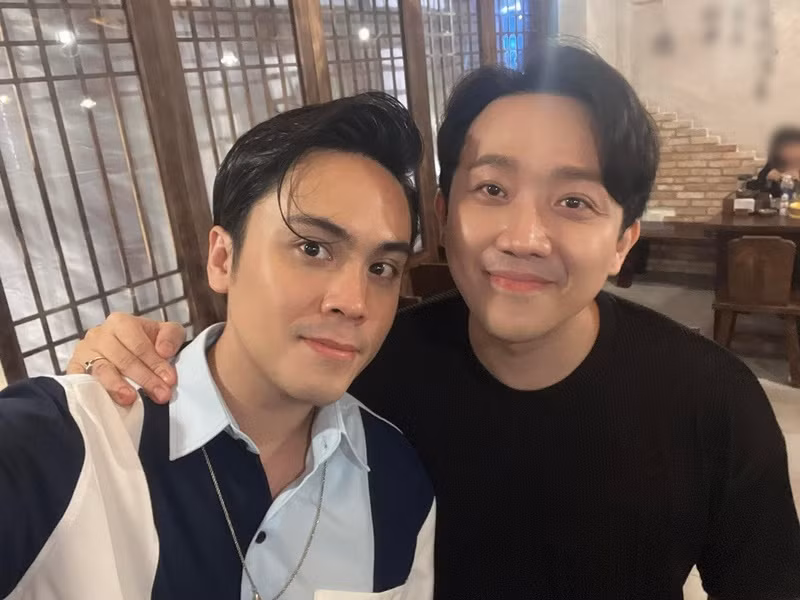 Mỗi lần đến Hà Nội, Trấn Thành lại được Thái Dũng dẫn đi ăn các món ngon. "Tiệm ngon nào Dũng cũng biết quý vị ơi. Dũng dắt em đi ăn không thiếu một quán nào ở Hà Nội", Trấn Thành tiết lộ.