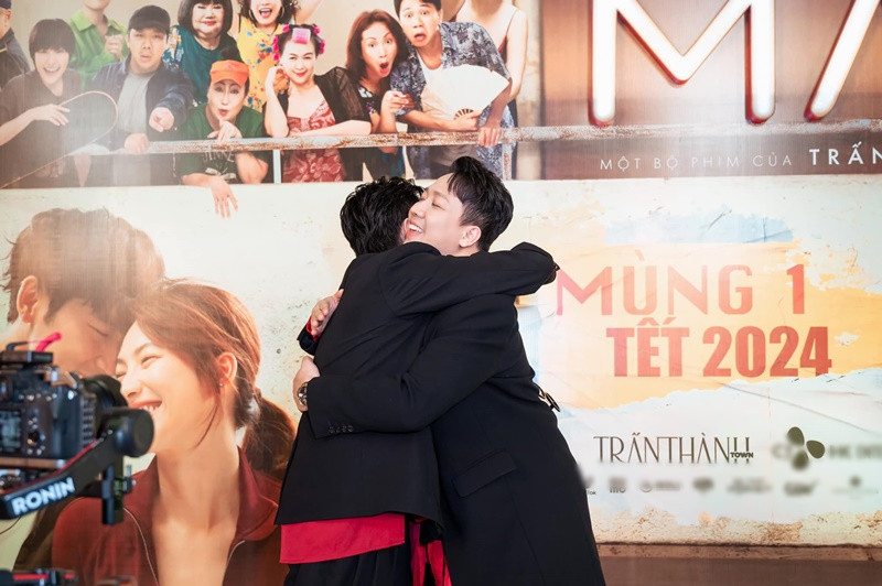 Hình ảnh Thái Dũng ôm chầm lấy Trấn Thành khi đến chúc mừng phim Mai ra rạp.