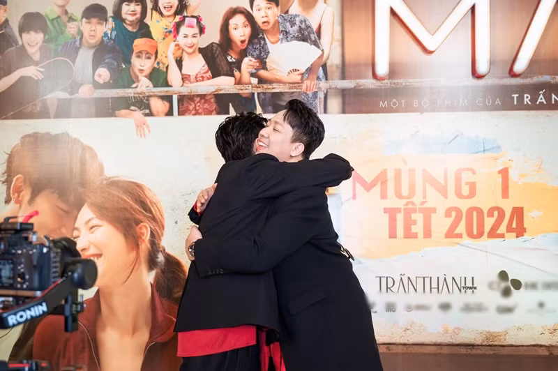 Hình ảnh Thái Dũng ôm chầm lấy Trấn Thành khi đến chúc mừng phim Mai ra rạp.