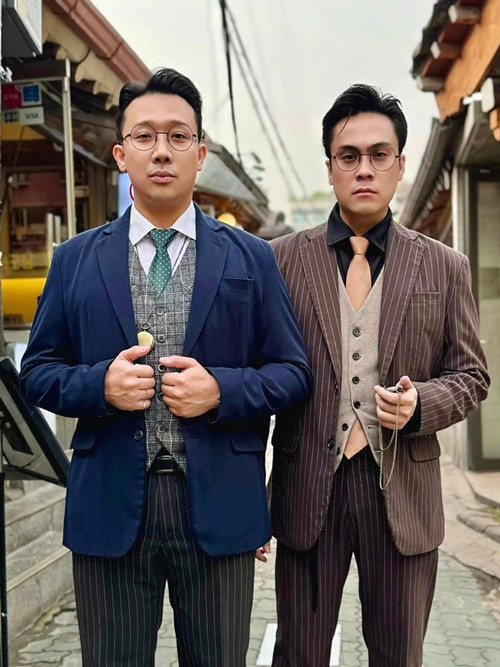 Gần đây, MC Thái Dũng (phải) gây chú ý khi có mặt trong nhóm của Trấn Thành trong chuyến đi Hàn Quốc.