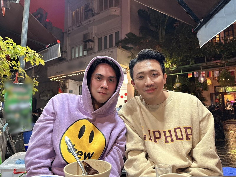 Trấn Thành không ngại "bóc" Thái Dũng luôn chỉnh ảnh sống ảo.