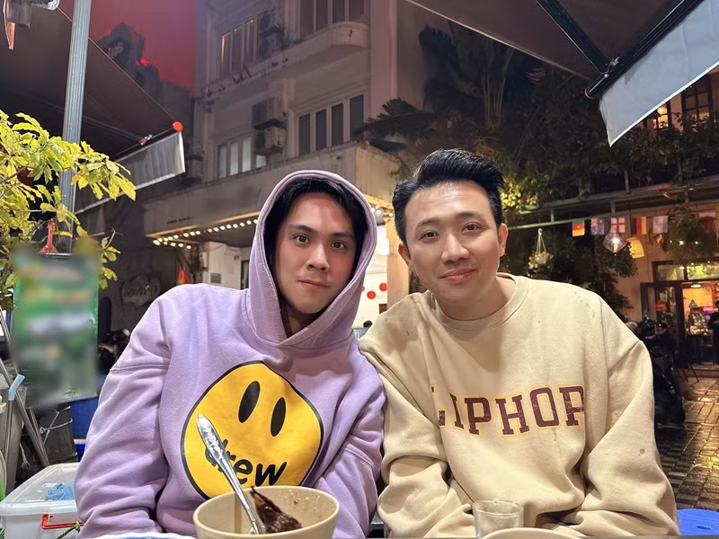 Trấn Thành không ngại "bóc" Thái Dũng luôn chỉnh ảnh sống ảo.