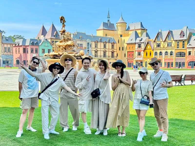 Vài tháng trước, Anh Đức cầu hôn Quỳnh Anh. "Tôi sợ thông tin cá nhân sẽ ảnh hưởng đến các dự án, gây lùm xùm không đáng có. Tôi chọn lúc này chia sẻ vì thấy thích hợp", nam diễn viên chia sẻ trên Vietnamnet.