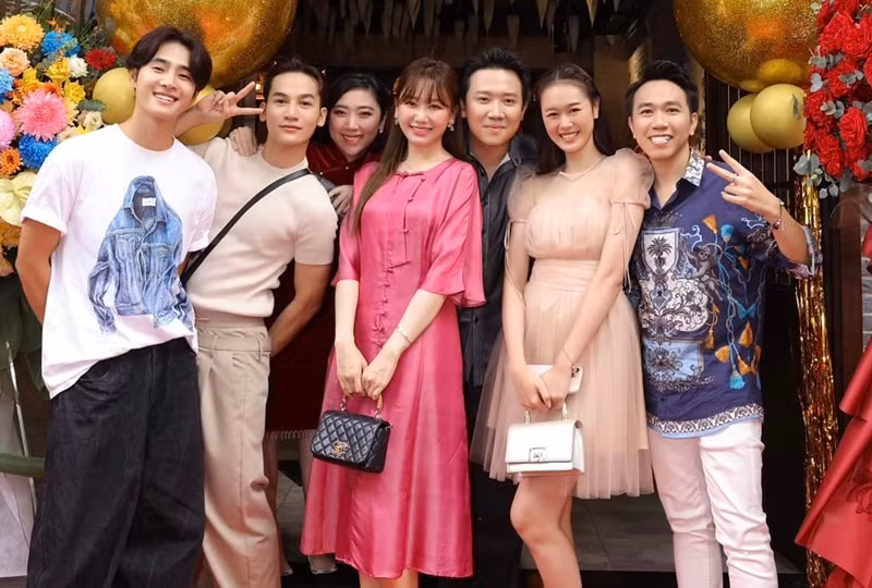 Trước đó, vào tháng 8/2023, Trấn Thành tiết lộ, Anh Đức có người yêu. Nhanh chóng, cư dân mạng soi ra Quỳnh Anh luôn sánh đôi cùng Anh Đức trong các sự kiện. Đối mặt với nghi vấn tình cảm, cả hai giữ im lặng.