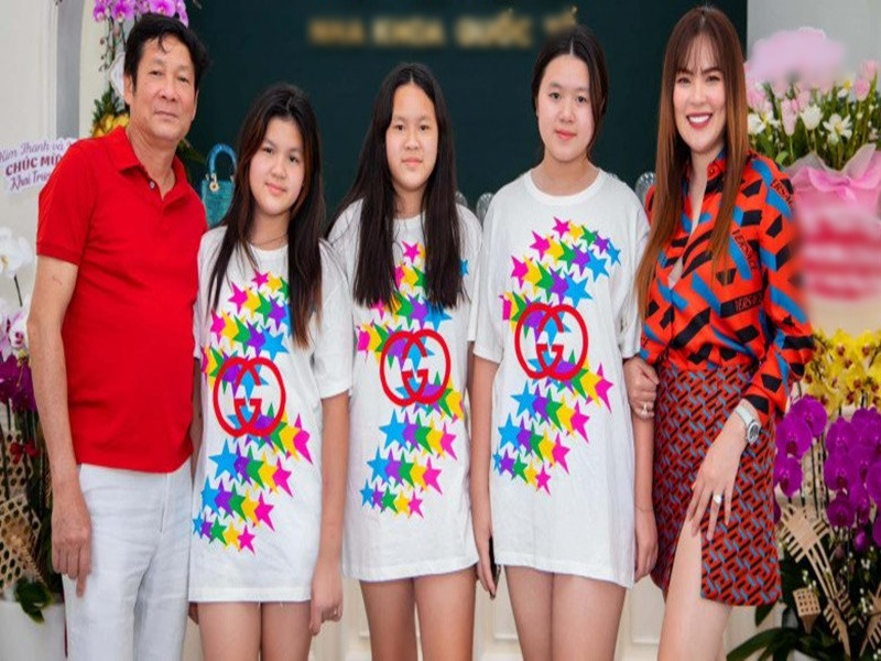 Chồng cũ đến chúc mừng Phương Lê khai trương cơ sở kinh doanh.