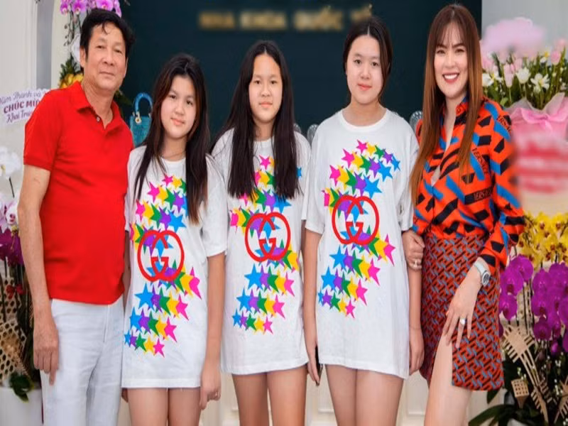 Chồng cũ đến chúc mừng Phương Lê khai trương cơ sở kinh doanh.