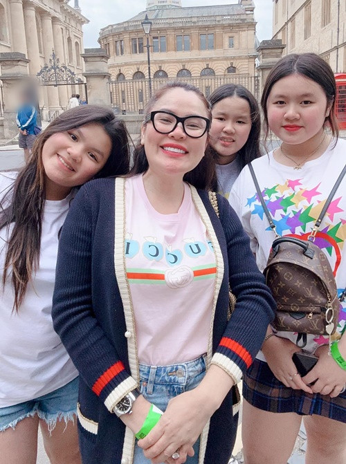 Khi rảnh rỗi, bà mẹ ba con lại đưa các ái nữ đi du lịch.