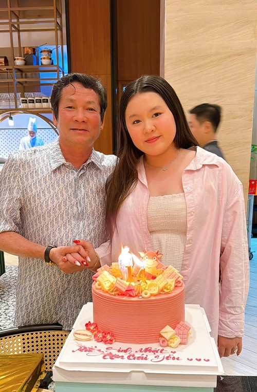 Phương Lê chia sẻ trên Vietnamnet, cô và chồng cũ vẫn xem nhau là gia đình, những người bạn để cùng chăm sóc 3 con một cách đầy đủ nhất.