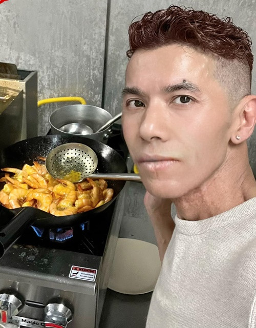 Kasim Hoàng Vũ kinh doanh khi cuộc sống ổn định. Theo Vietnamnet, nam ca sĩ sở hữu một studio âm nhạc và điều hành một quán ăn, một tiệm nail.