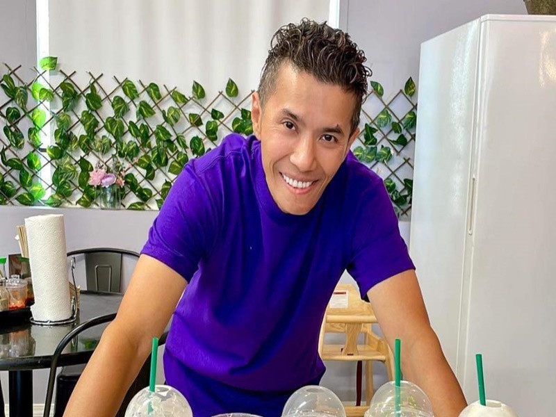 Nam ca sĩ ăn ít hơn trước và chỉ ăn đồ mềm sau ca phẫu thuật nên cơ hàm không hoạt động nhiều khiến gương mặt trở nên gầy.