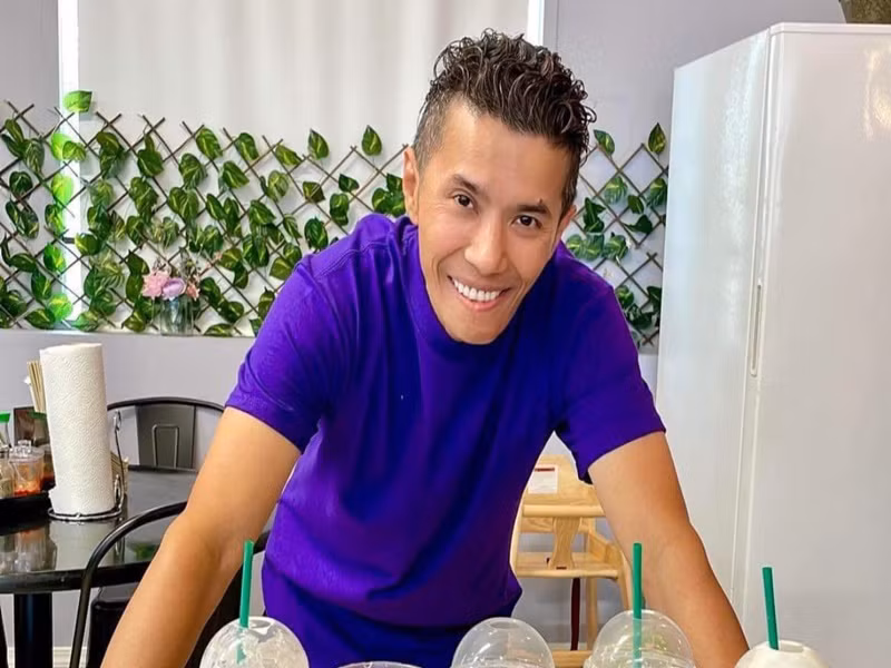 Nam ca sĩ ăn ít hơn trước và chỉ ăn đồ mềm sau ca phẫu thuật nên cơ hàm không hoạt động nhiều khiến gương mặt trở nên gầy.