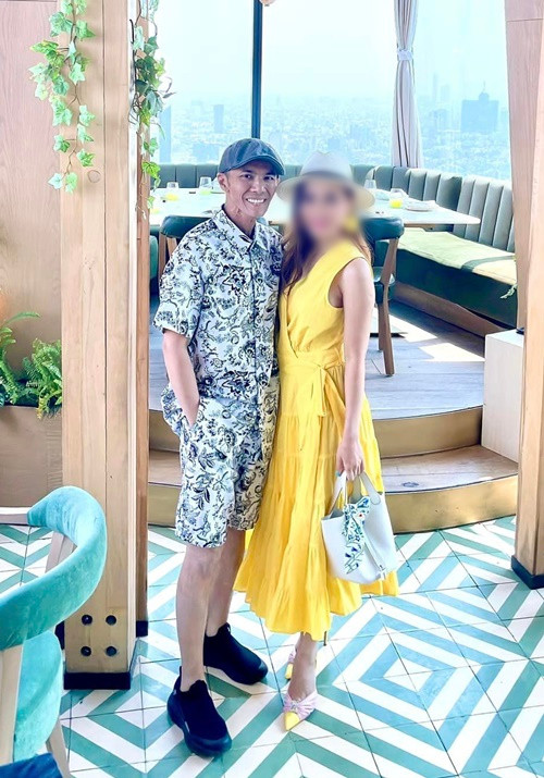 Nam ca sĩ gầy gò hơn nhiều so với hồi năm 2023.