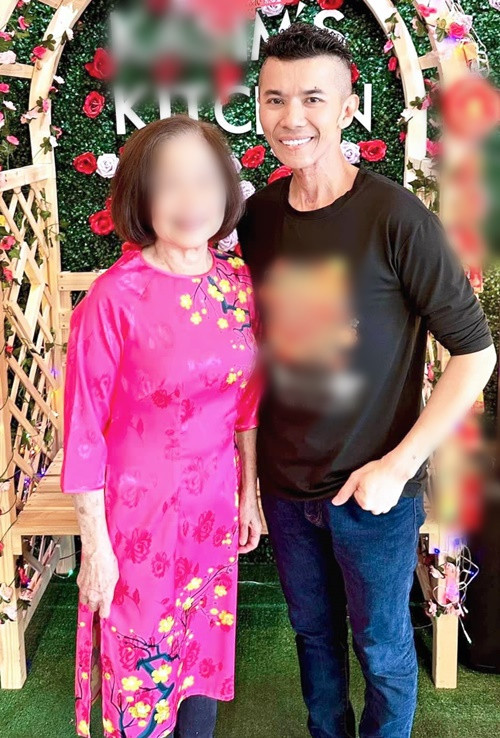 Kasim Hoàng Vũ trông khác lạ còn bởi anh cắt tóc ngắn. Hơn 20 năm qua, anh thường để tóc dài.