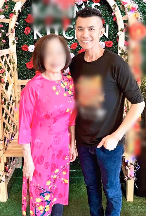 Kasim Hoàng Vũ trông khác lạ còn bởi anh cắt tóc ngắn. Hơn 20 năm qua, anh thường để tóc dài.