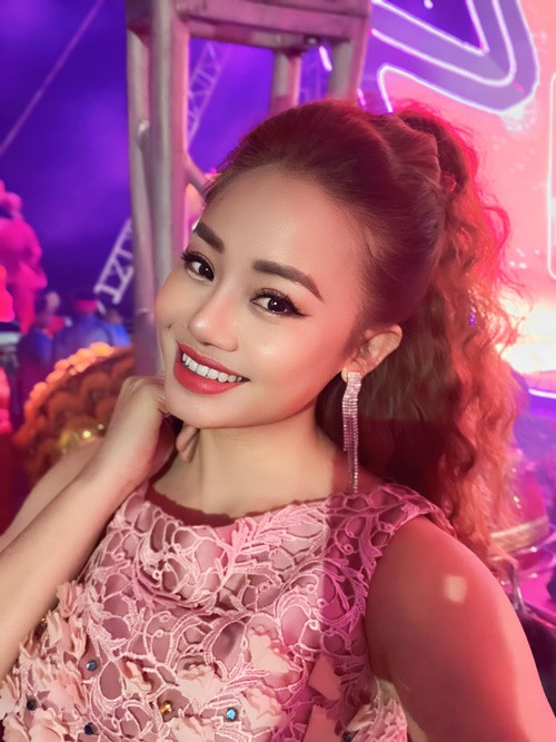 Trước khi qua đời, trên trang cá nhân, nữ ca sĩ thường xuyên đăng tải những hình ảnh rạng rỡ, vui tươi của mình.