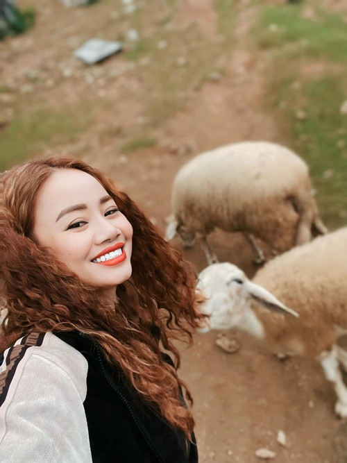 Lương Ngọc Diệp khoe nụ cười tỏa nắng trong một chuyến du lịch.