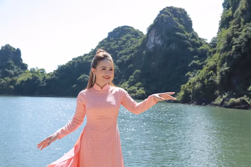 Một số bài hát của Lương Ngọc Diệp được nhiều người yêu thích gồm: Hạ Long sớm, Mơ yêu, Khúc quan họ trên vịnh Hạ Long, Chiều Hạ Long, Ký ức biển, Trên biển trời Đông Bắc, Cẩm Phả của tôi, Xa khơi, Đừng ví em là biển.