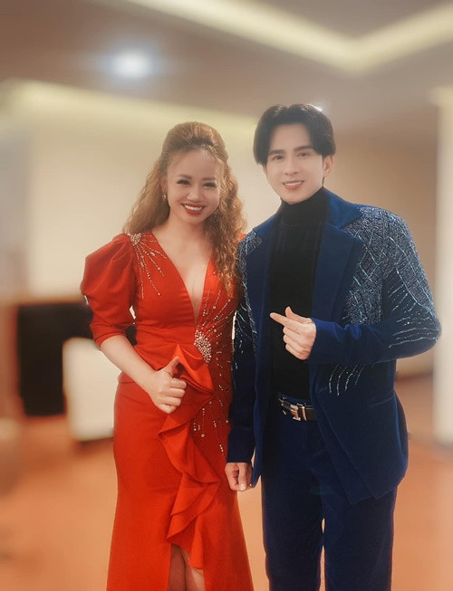 Lương Ngọc Diệp chụp ảnh kỷ niệm cùng ca sĩ Đan Trường trong một chương trình ngày 17/3.