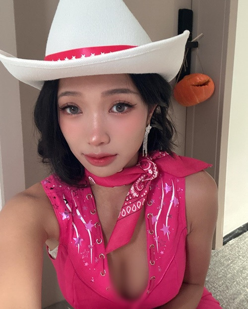 Hot girl còn kinh doanh online. Sản phẩm cô nàng thường xuyên quảng cáo là trang phục tập gym.