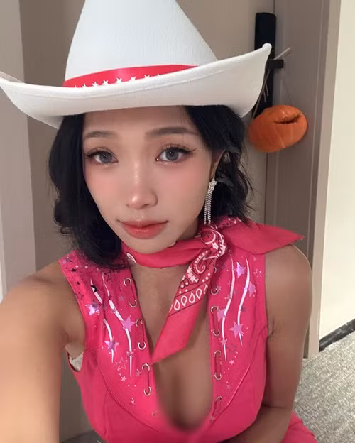 Hot girl còn kinh doanh online. Sản phẩm cô nàng thường xuyên quảng cáo là trang phục tập gym.