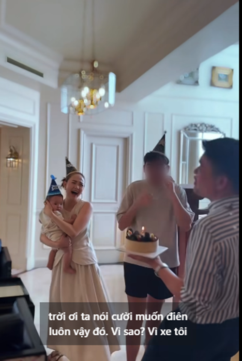 Chồng Minh Hằng đến sớm và nhận ra chiếc xe hơi của vợ nên đoán được ý tưởng sinh nhật.