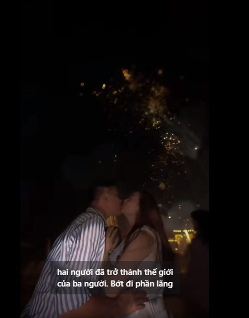 Minh Hằng còn công khai hình ảnh hôn chồng ngọt ngào.