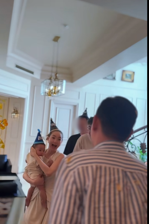 Minh Hằng nhờ một người bạn hẹn chồng đến một khu du lịch tại Vũng Tàu.