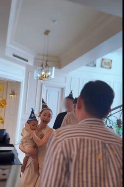 Minh Hằng nhờ một người bạn hẹn chồng đến một khu du lịch tại Vũng Tàu.