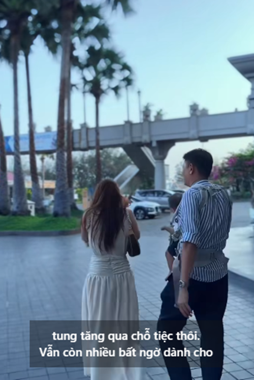 "Sinh nhật mỗi năm đều có mà cái khó là bất ngờ mỗi năm mỗi khác. Dù đơn giản hay cầu kỳ thì em cũng đã kiên trì 8 năm rồi nhé", Minh Hằng nhắn nhủ người bạn đời.