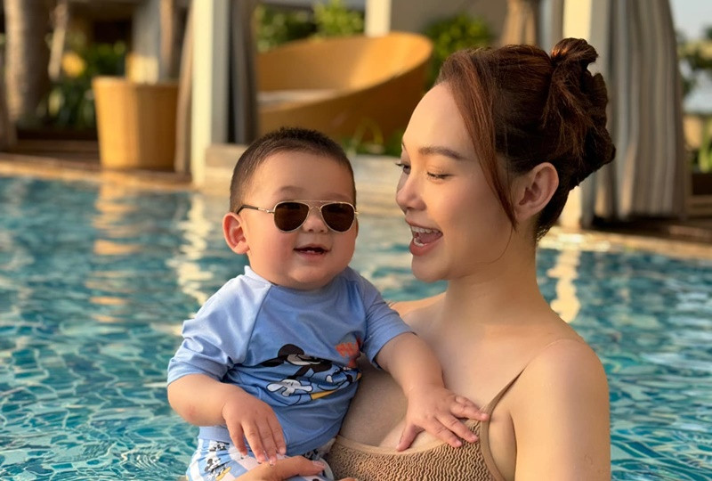 Quý tử nhà nữ ca sĩ ngày càng kháu khỉnh.