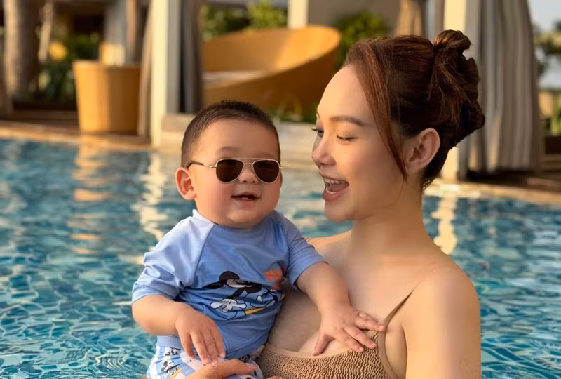 Quý tử nhà nữ ca sĩ ngày càng kháu khỉnh.